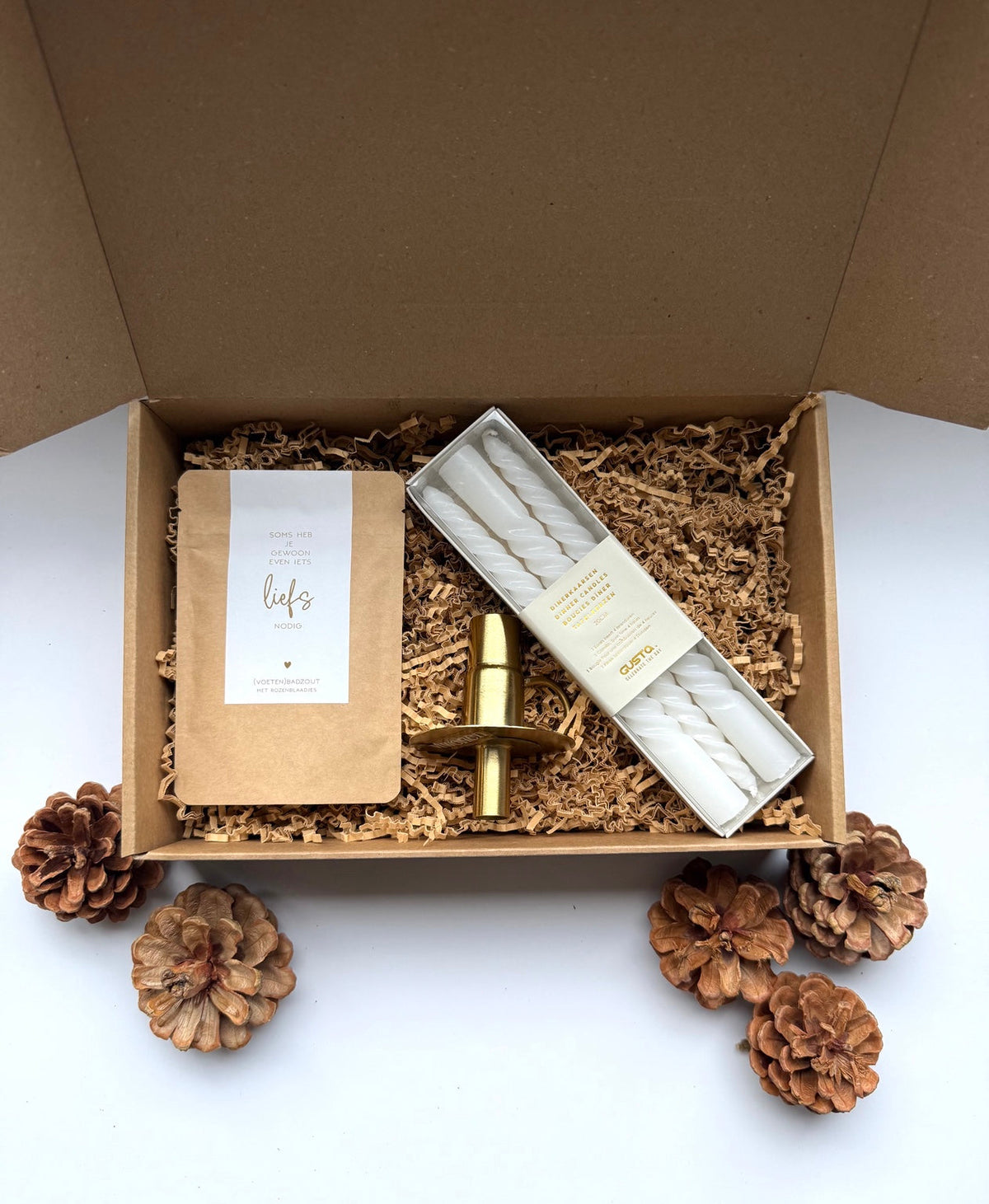 Cadeaupakket met een witte vaas, geurbrander, waxinelichtjes, dinerkaarsen en wenskaartje