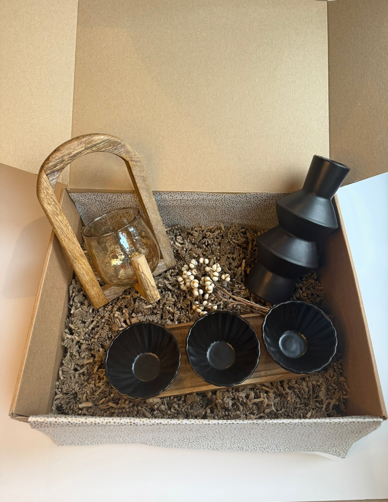 Cadeaupakket met lantaarn Jens Living, serveerschaaltjes en zwart vaasje