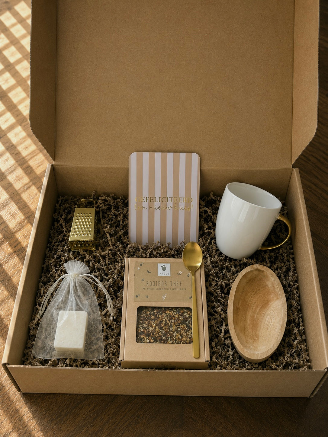 Cadeaubox | Verse thee, gouden theelepel, mok, amberblokje, mini rasp en houten schaaltje