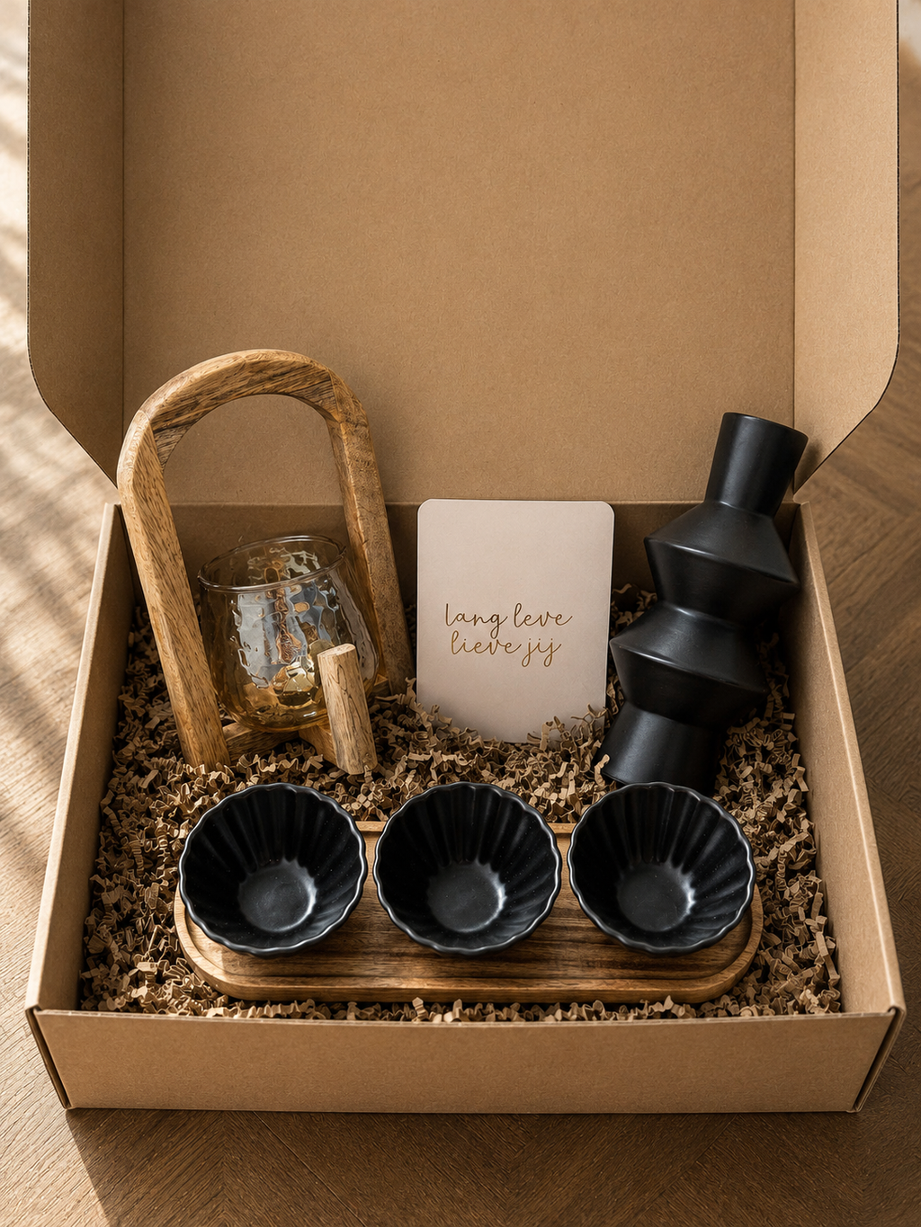 Cadeaubox verjaardag | Lantaarn, serveerset & zwarte vaas