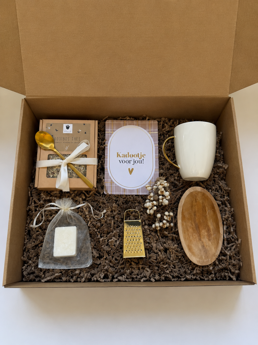 Cadeaubox | Verse thee, gouden theelepel, mok, amberblokje, mini rasp en houten schaaltje