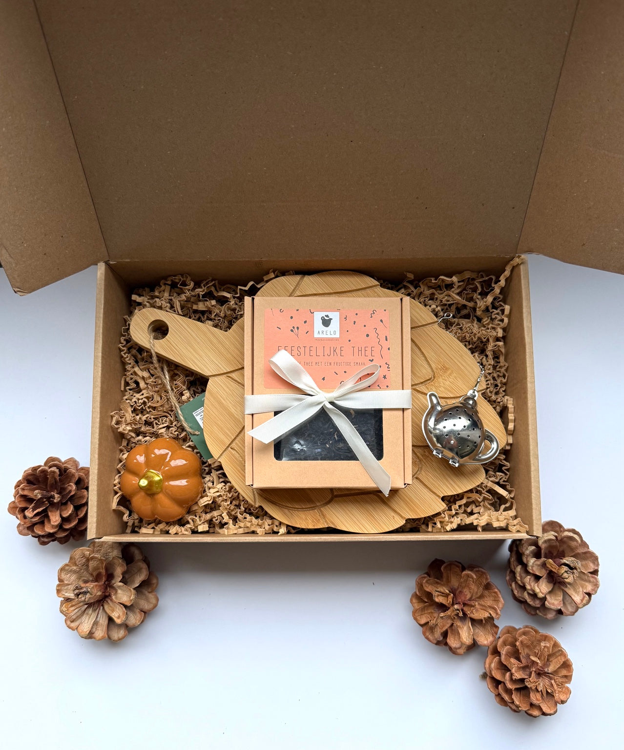 Thee moment | Cadeaupakket (S) met borrelplank, verse thee, theezeefje & pompoen decoratie