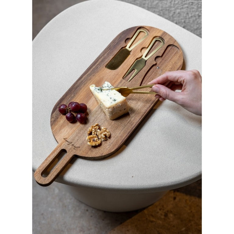 Serveerplank met gouden kaasmesjes